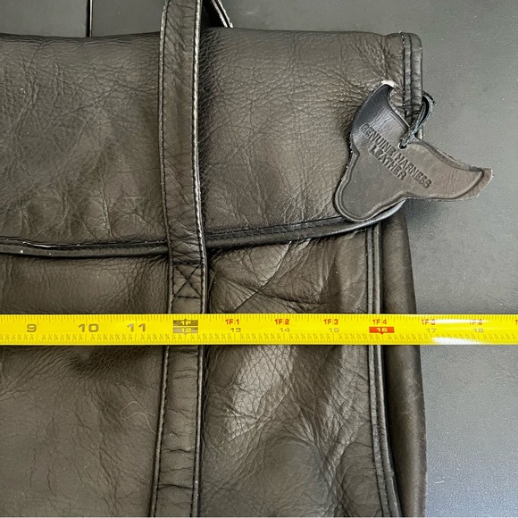 Genuine Leather tote bag in black with two straps and flap - Picture 8 of 9